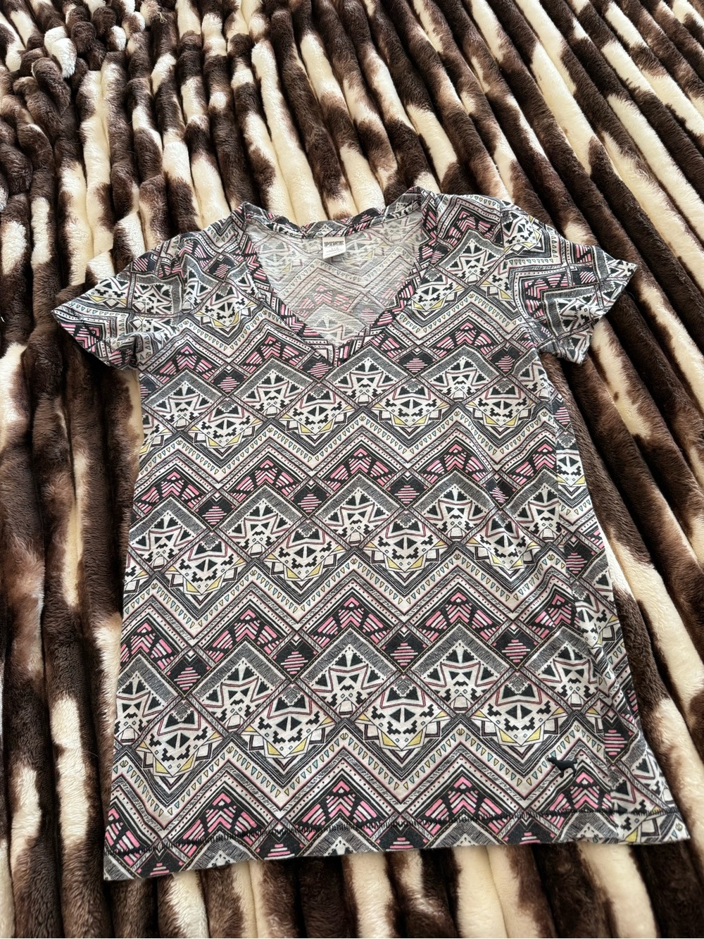 PINK Victoria's Secret Short-Sleeve V-Neck Aztec Print Tee - Pink, Black & White